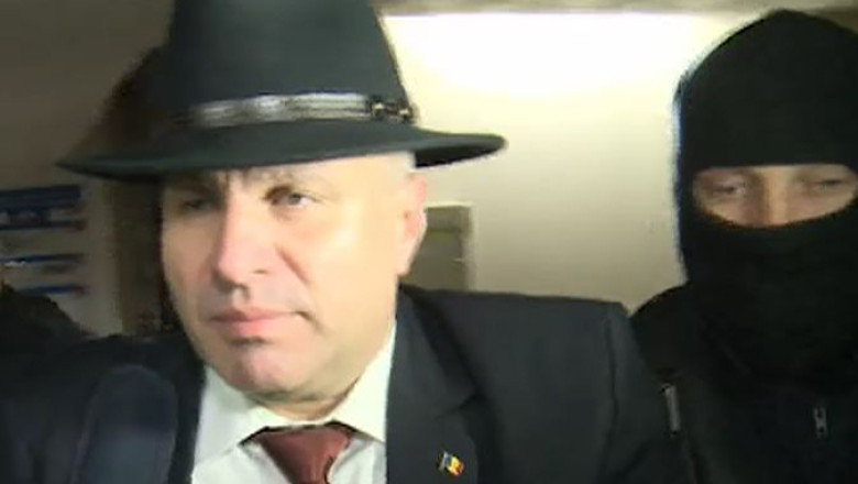 Seful IPJ Timis, adjunctul sau, alti ofiteri, dar si primarul din Recas - retinuti Imagine