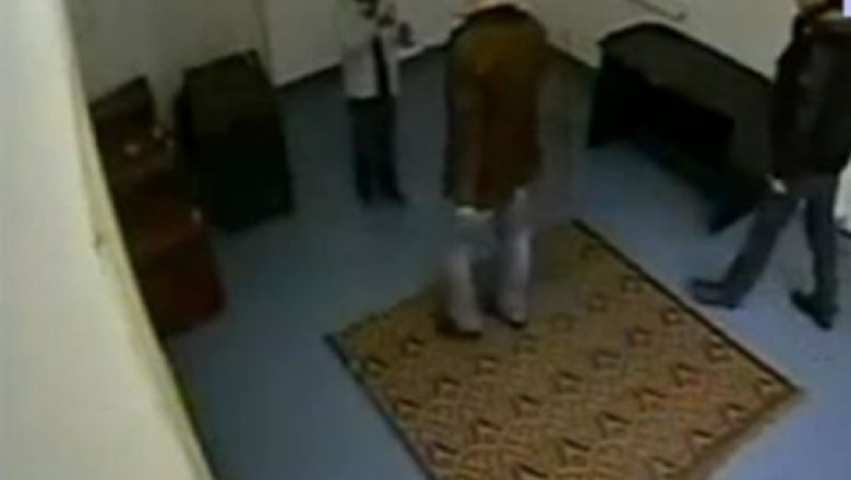 Seful Politiei Piatra Neamt, filmat cand loveste o adolescenta Imagine