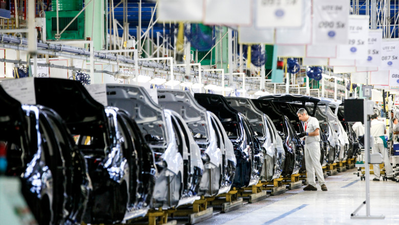 Seful Stellantis avertizeaza ca sapte fabrici de automobile ar putea fi inchise, pe fondul concurentei din China Imagine