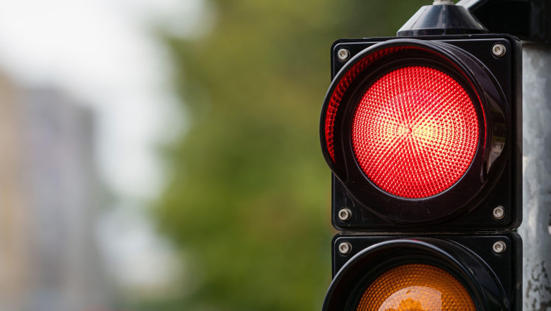 Semafoare care arata „rosu” la viteza mare a masinilor. O primarie testeaza o metoda de a opri soferii care incalca limita legala Imagine