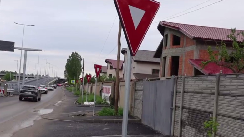 Semne de circulatie, din abundenta in comuna Berceni: „Logica prostiei si a banilor”. CNAIR da vina pe muncitori Imagine