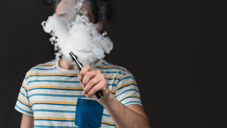 Senat: Minorii nu mai au voie sa fumeze dispozitive electronice cu sau fara tutun, iar magazinele nu le mai pot vinde produse Imagine