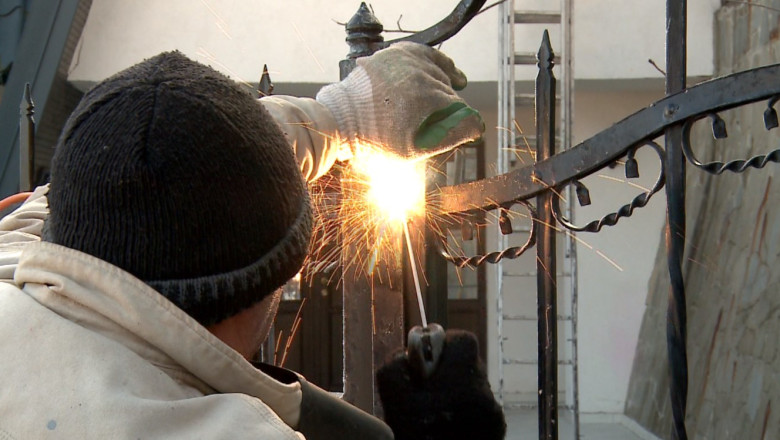 Senator cu acces blocat in propria locuinta. Colocatarii lui Ionel Agrigoroaie au sudat poarta de la intrarea in curtea imobilului Imagine