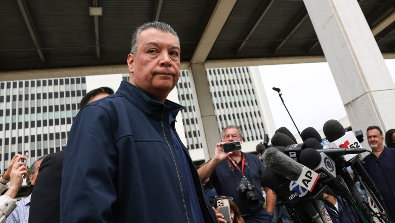 Senatorul democrat Alex Padilla a fost scos cu forta din incapere si incatusat in timpul unei conferinte sustinute de Kristi Noem Imagine