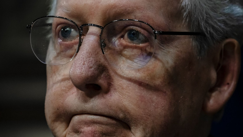 Senatorul Mitch McConnell (R) nu va mai candida pentru un nou mandat. Cel mai longeviv lider de partid din Senat e poreclit „Moartea” Imagine