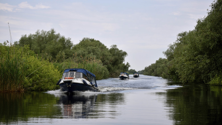 Senatul a votat o lege care limiteaza la 5 km/h viteza barcilor in Delta Dunarii. Ce amenzi risca cei care depasesc limita Imagine