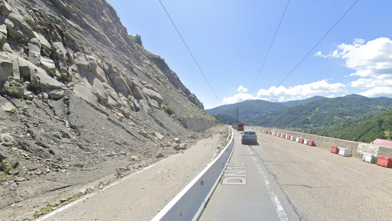 Senzori de impact instalati pe versanti in zona barajului Siriu, unde au loc frecvent caderi de stanci pe DN 10 Imagine
