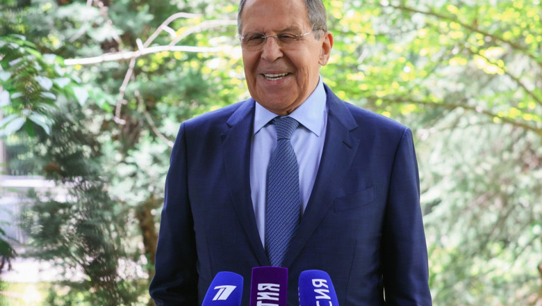 Serghei Lavrov ii trimite pe jurnalisti sa vorbeasca cu papagalii - VIDEO Imagine