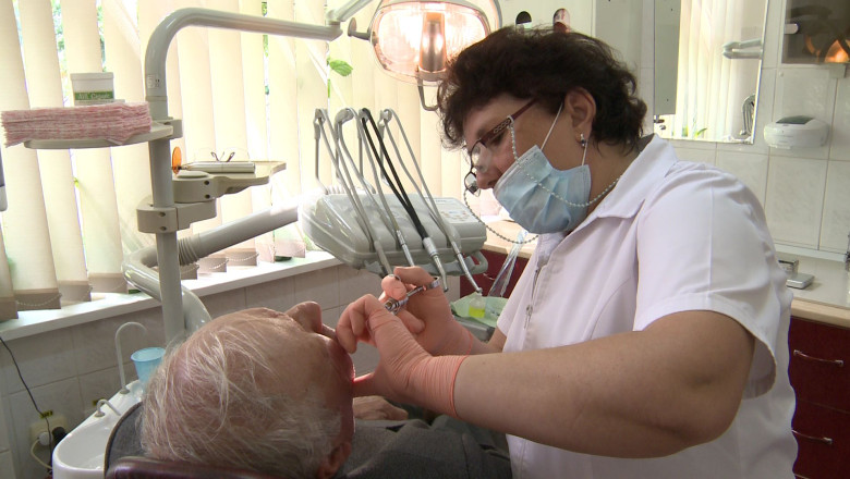Servicii stomatologice gratuite! Dentistii care au contract cu CJAS ofera consultatii gratuite pentru copii, minori si revolutionari Imagine