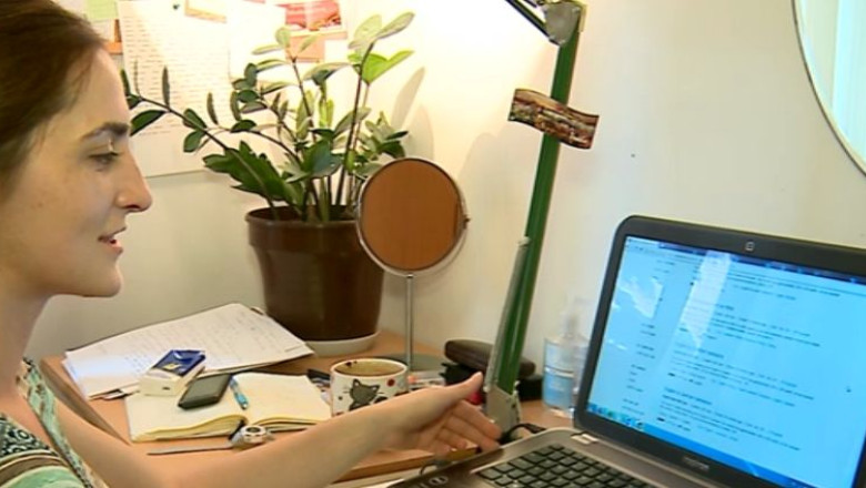 Serviciu cu birou acasa. Multi tineri romani lucreaza ca freelancer pentru companii straine Imagine