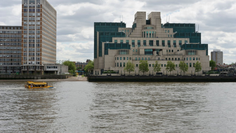 Serviciul britanic MI5 este suspectat ca ar fi „monitorizat” o fata de 16 ani, acuzata de terorism, dar nu a impiedicat sinuciderea ei Imagine