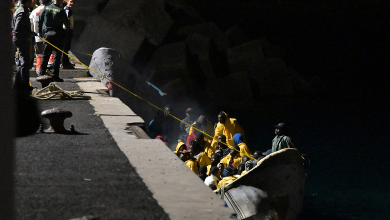 Serviciul spaniol de urgenta a descoperit trei migranti morti intr-o barca, la sosirea acesteia in Insulele Canare Imagine