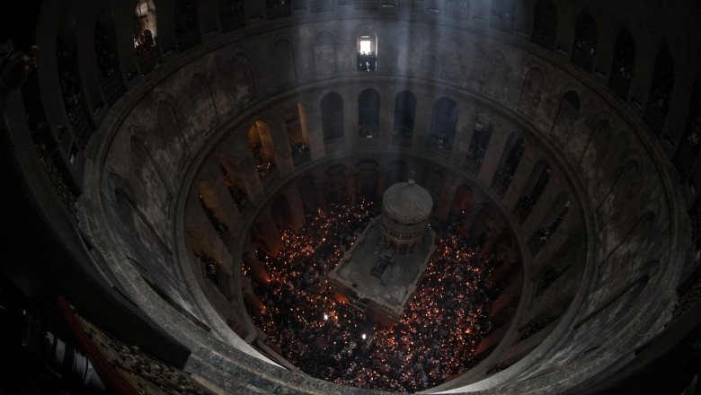 Sfanta Lumina ajunge in bisericile din tara. Preotii o vor imparti credinciosilor la miezul noptii Imagine