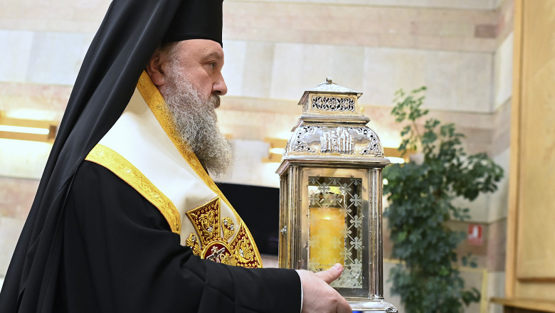 Sfanta Lumina va fi adusa, sambata, de la Ierusalim si va fi oferita tuturor delegatiilor eparhiilor Patriarhiei Romane Imagine