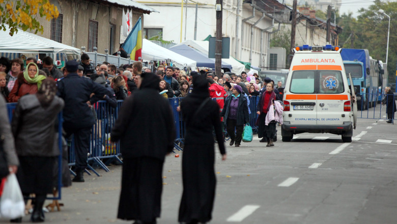 SFANTA PARASCHEVA. Procesiune pe strazile orasului cu racla cu fostele vesminte ale Cuvioasei Parascheva  Imagine