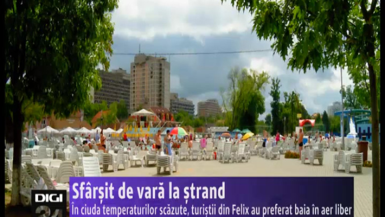 Sfarsit de vara, la strand. In ciuda temperaturilor scazute, turistii din Baile Felix au preferat baia in aer liber Imagine