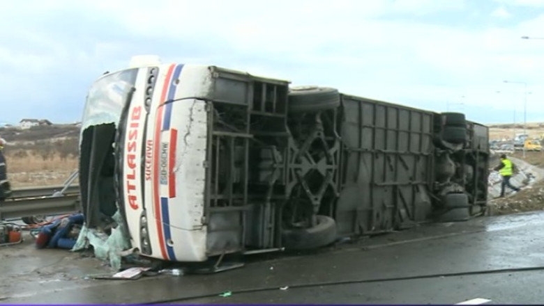 Sfarsit tragic inainte de sarbatori. Doi morti si sapte raniti in urma rasturnarii unui autocar in Sibiu Imagine