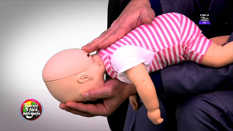 Sfaturi de prim ajutor. Ce trebuie sa facem cand se ineaca un bebelus? Imagine