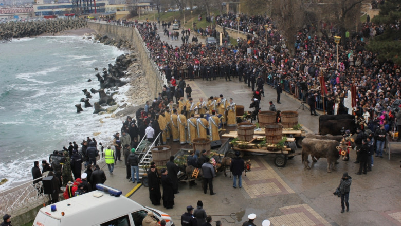 Sfintirea apei, in ajun de Boboteaza. 200 de enoriasi au ajutat Arhiepiscopia Tomisului la imbutelierea Aghezmei Mari Imagine