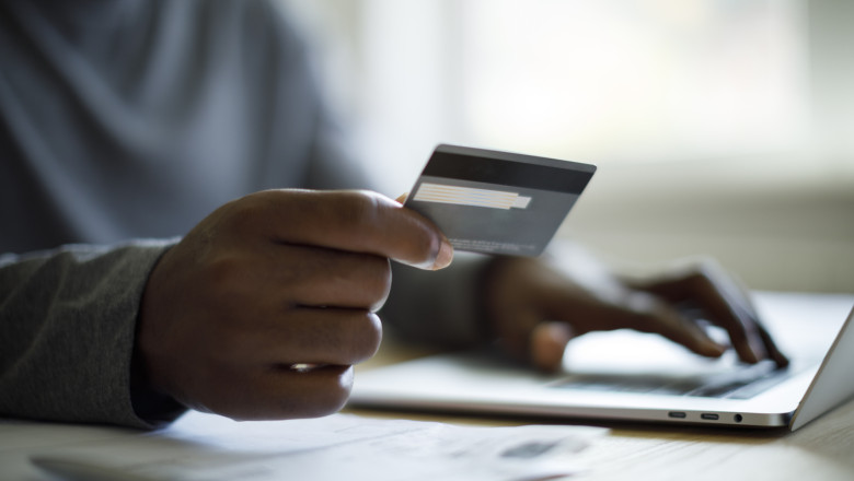 Shoppingul online devine un lux. Scumpirile ii determina pe romani sa cumpere doar strictul necesar. Primele produse taiate de pe lista Imagine