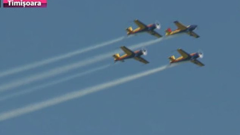 Show aviatic pe cerul Timisoarei. Mii de timisoreni au iesit din casa pentru a vedea acrobatiile aeriene Imagine