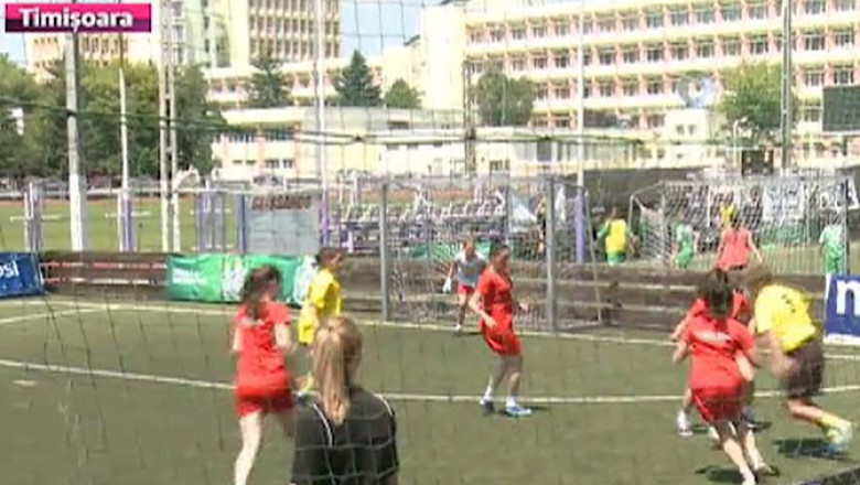 Si ele joaca fotbal. UEFA a organizat la Timisoara un turneu la care au participat sute de fete Imagine