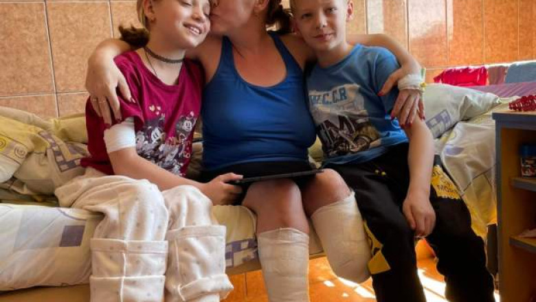 Si mama, si fiica si-au pierdut picioarele cand rusii au bombardat gara Kramatorsk. De ele are grija acum geamanul ramas teafar Imagine