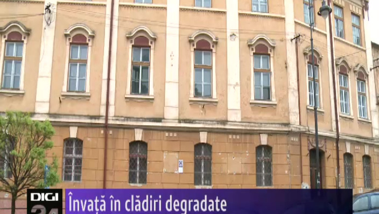 SIBIU. Invata in cladiri degradate Imagine