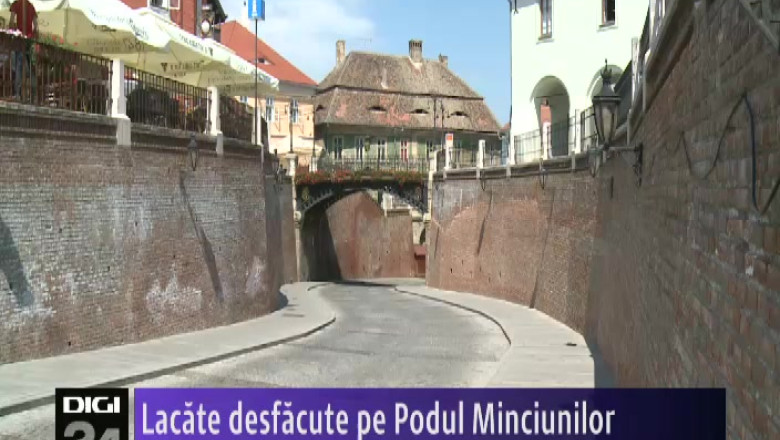 SIBIU. Lacate desfacute pe Podul Minciunilor Imagine