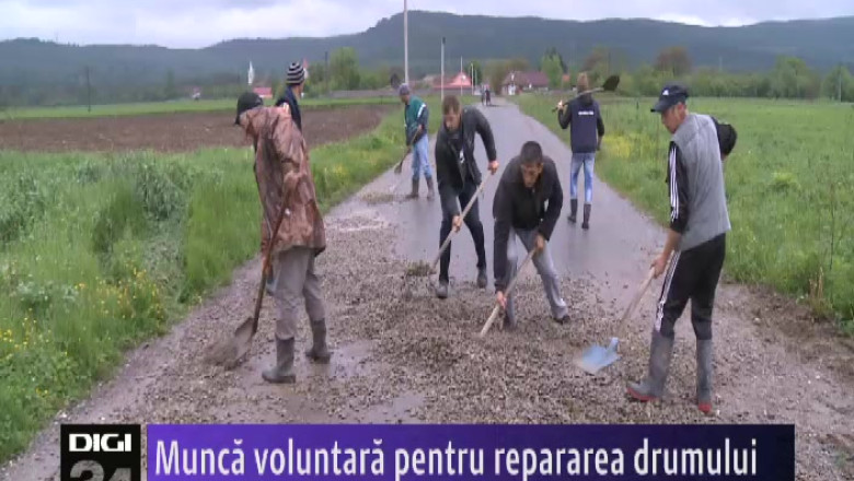 SIBIU. Munca voluntara pentru repararea drumului Imagine