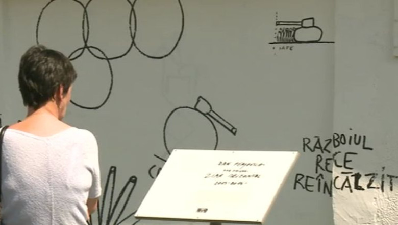 SIBIU. Zidul din spatele unei statii de autobuz, ilustrat de Dan Perjovschi Imagine