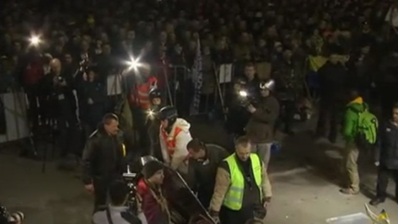 Sicrie cu trupuri ale celor decedati, aduse in Piata Independentei. Cateva mii de ucraineni comemoreaza victimele Imagine