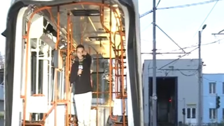 Siguranta pasagerilor sub semnul intrebarii, dupa ce un tramvai s-a rupt in doua intr-o intersectie Imagine