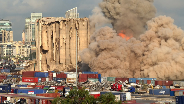 Silozurile din portul Beirut, grav avariate de explozia din 2020 soldata cu sute de morti si mii de raniti, se prabusesc Imagine