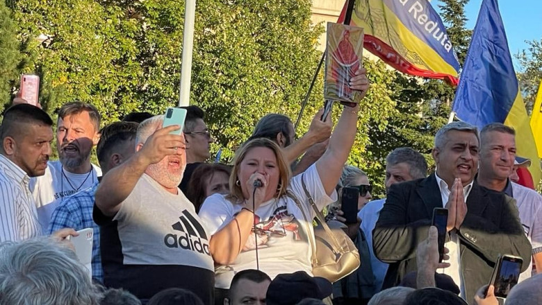 Simion i-a taiat microfonul Dianei Sosoaca in Piata Victoriei. ”Asta e Simion. Tradatorul. Si-a batut joc de AUR. Rusine!” Imagine