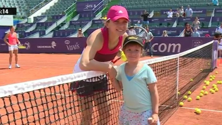 Simona Halep, schimburi de mingi cu copiii, inaintea turneului BRD Bucharest Open Imagine
