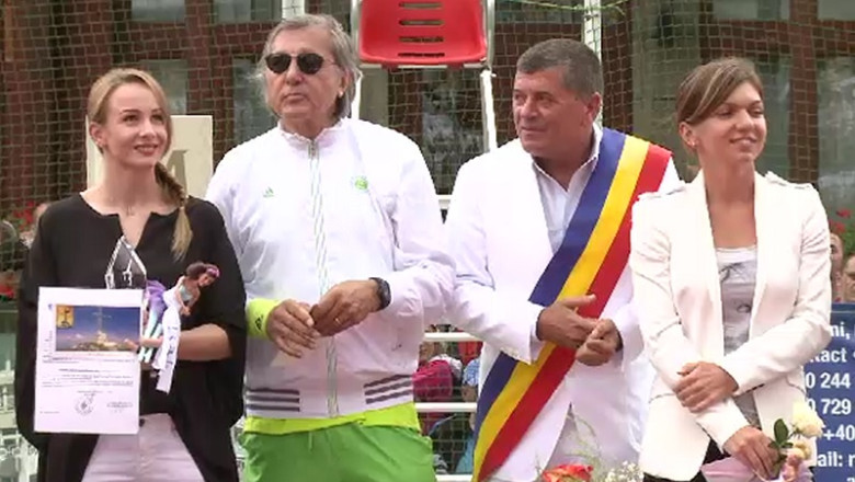 Simona Halep si Ilie Nastase au jucat o partida de tenis la inaugurarea unei baze sportive din Busteni Imagine