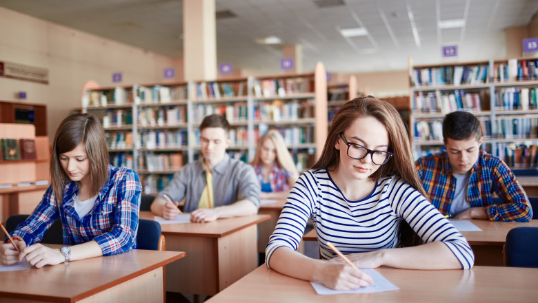 Simulare Bacalaureat 2024. Elevii claselor a XII-a sustin astazi proba la Limba si Literatura Romana Imagine