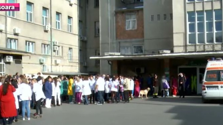 Simularea interventiei in caz de cutremur, la Spitalul Municipal Timisoara. Alarma s-a dat cu un fluier Imagine