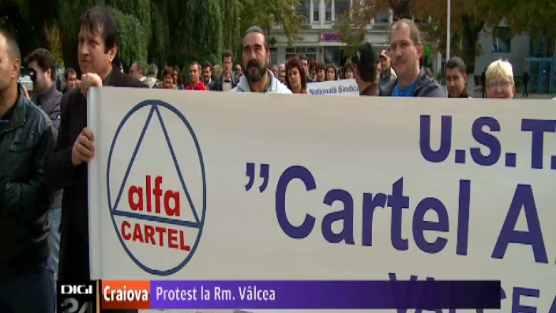 Sindicalisti de la Cartel Alfa si angajati ai combinatului Oltchim au protestat la Ramnicu Valcea   Imagine
