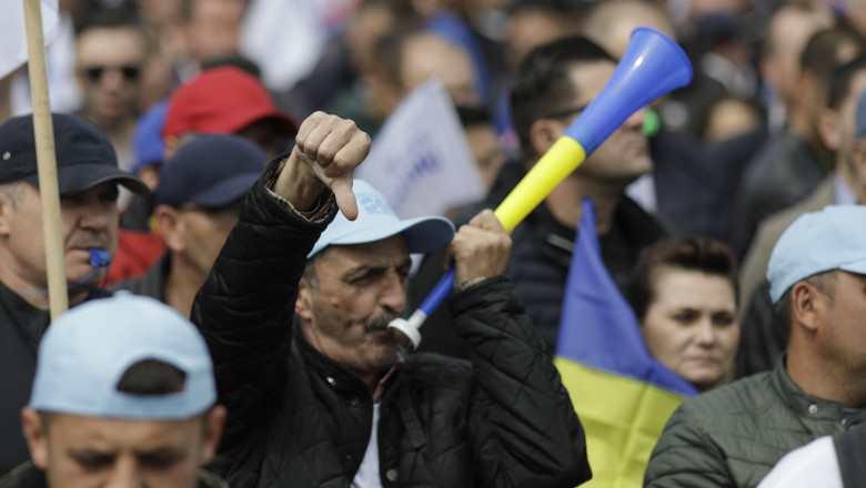 Sindicalistii care protesteaza fata de taxele mari pe salarii au ajuns la Finante. Reprezentanti ai BNS au intrat la discutii Imagine