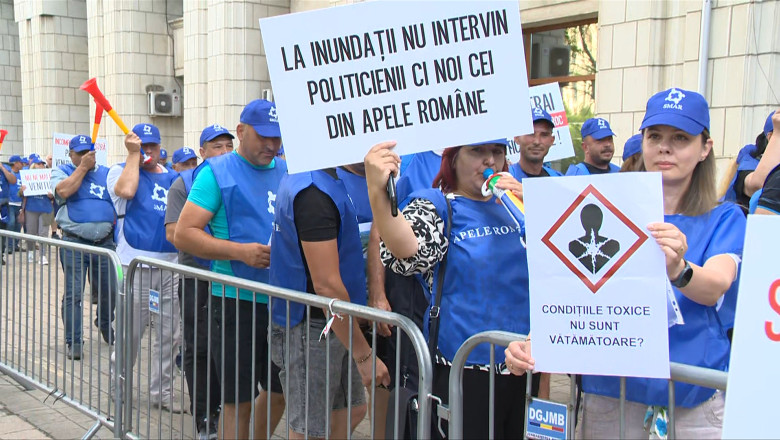 Sindicalistii de la Apele Romane protesteaza in fata Ministerului Mediului. Sunt nemultumiri dupa taierea sporurilor Imagine