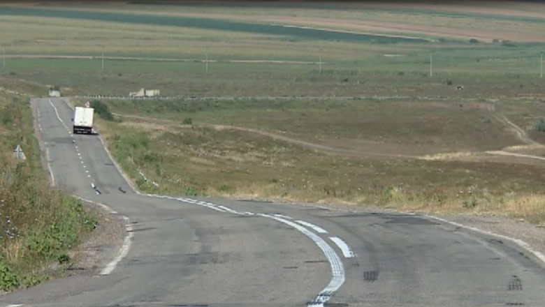 Singurul drum national de pamant din tara intra in reabilitare Imagine