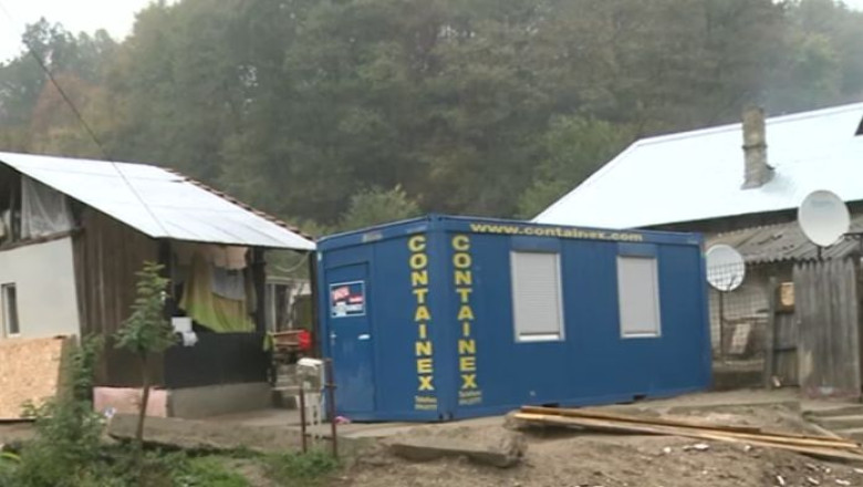 Sinistrati din cauza birocratiei. Zece oameni traiesc in containere, intr-o comuna din Arges Imagine