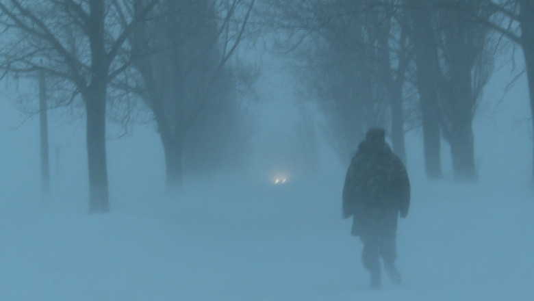 Sinistrati printre sinistrati. Reporterii nostri au urmarit pas cu pas efortul facut de eroii zapezii Imagine