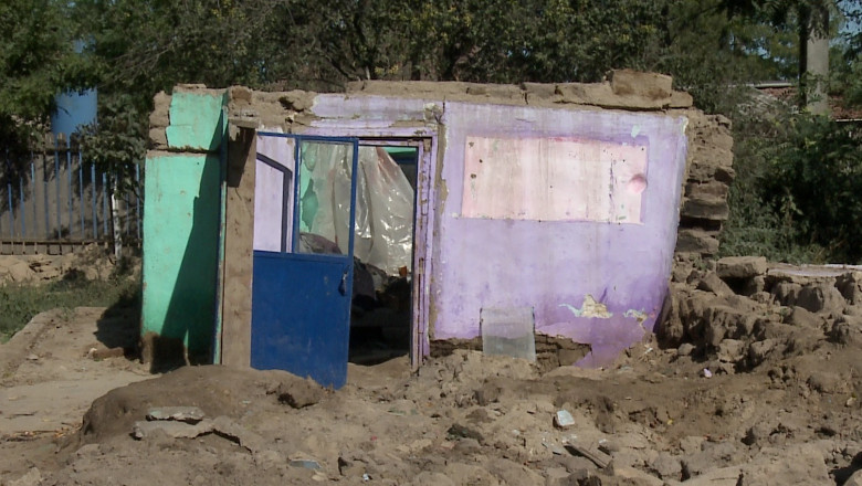 Sinistrati uitati de autoritati. In Rasova, casele distruse de viitura sunt acoperite cu celofan Imagine