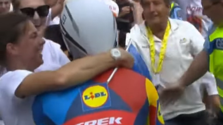 Situatie bizara la Turul Frantei. Un ciclist a fost amendat pentru ca s-a oprit sa-si sarute sotia Imagine