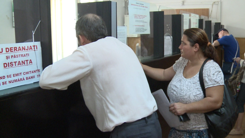 Situatie paradoxala in Iasi: Fac rand la ghiseu sa plateasca taxele online Imagine
