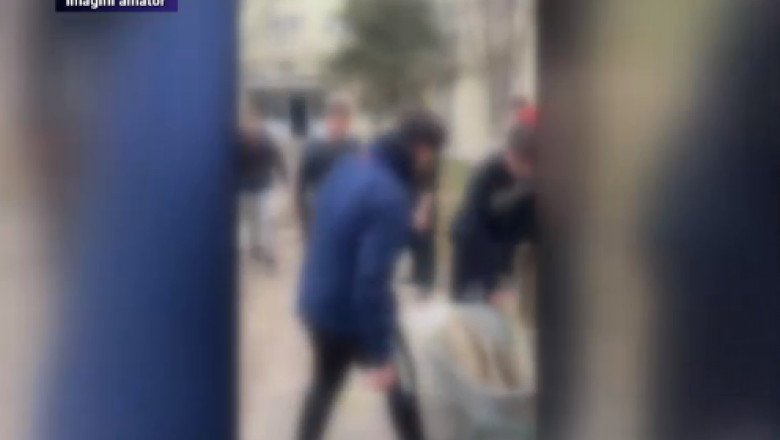 Situatie revoltatoare la un liceu din Constanta. Elevi pusi la munca silnica, in loc sa invete Imagine