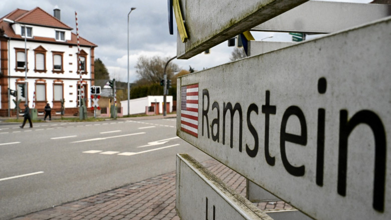 Situatie stanjenitoare pentru SUA: Berlinul va plati salariile angajatilor americani de la bazele militare de pe teritoriul Germaniei Imagine